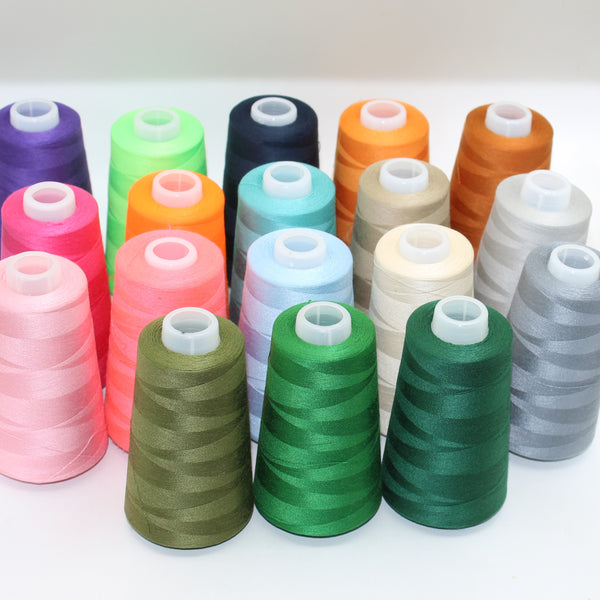 Bobines de fils à coudre multicolores pour couture et artisanat sur fond blanc