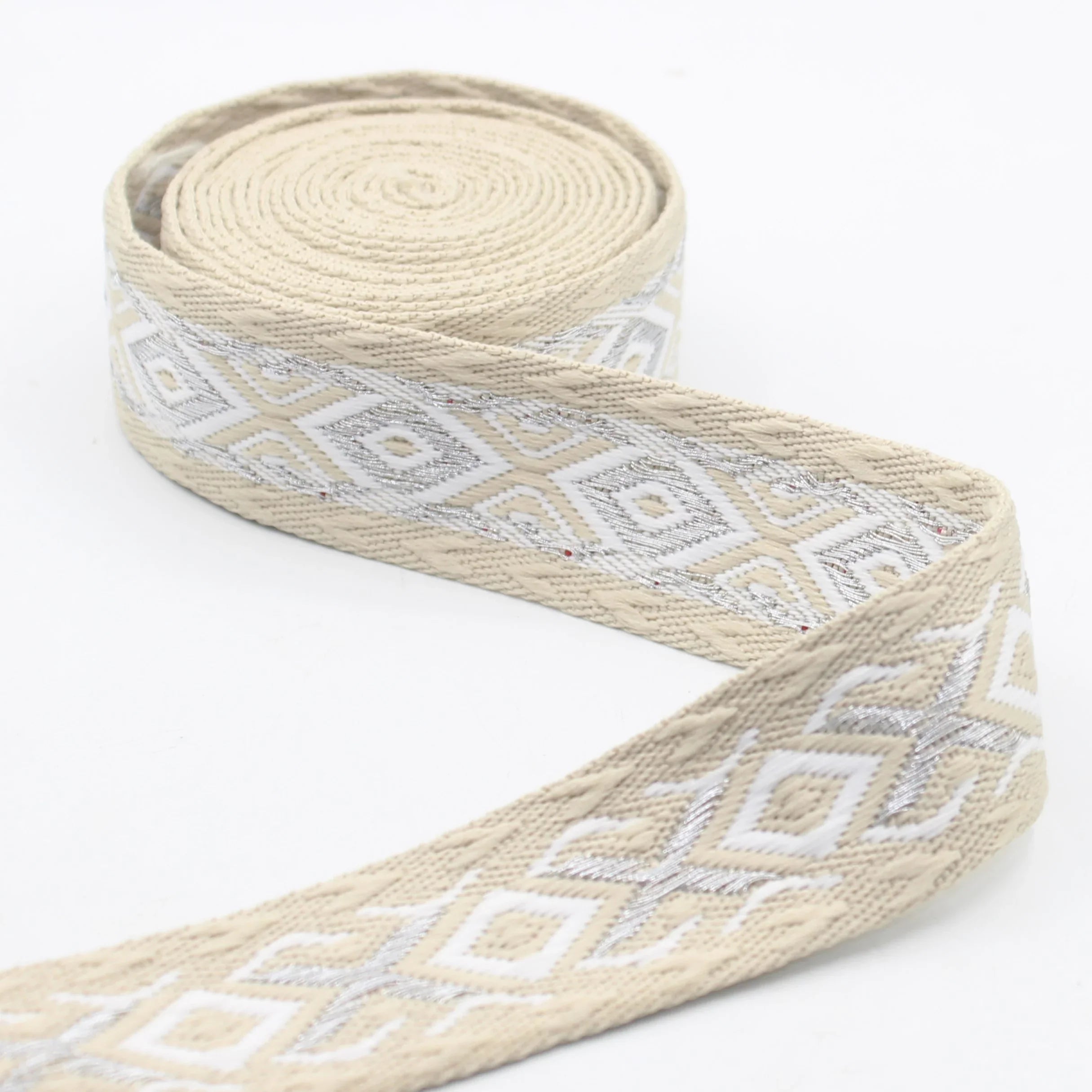 Ruban décoratif beige et blanc à motif géométrique ACCESSOIRES LEDUC pour couture et loisirs créatifs