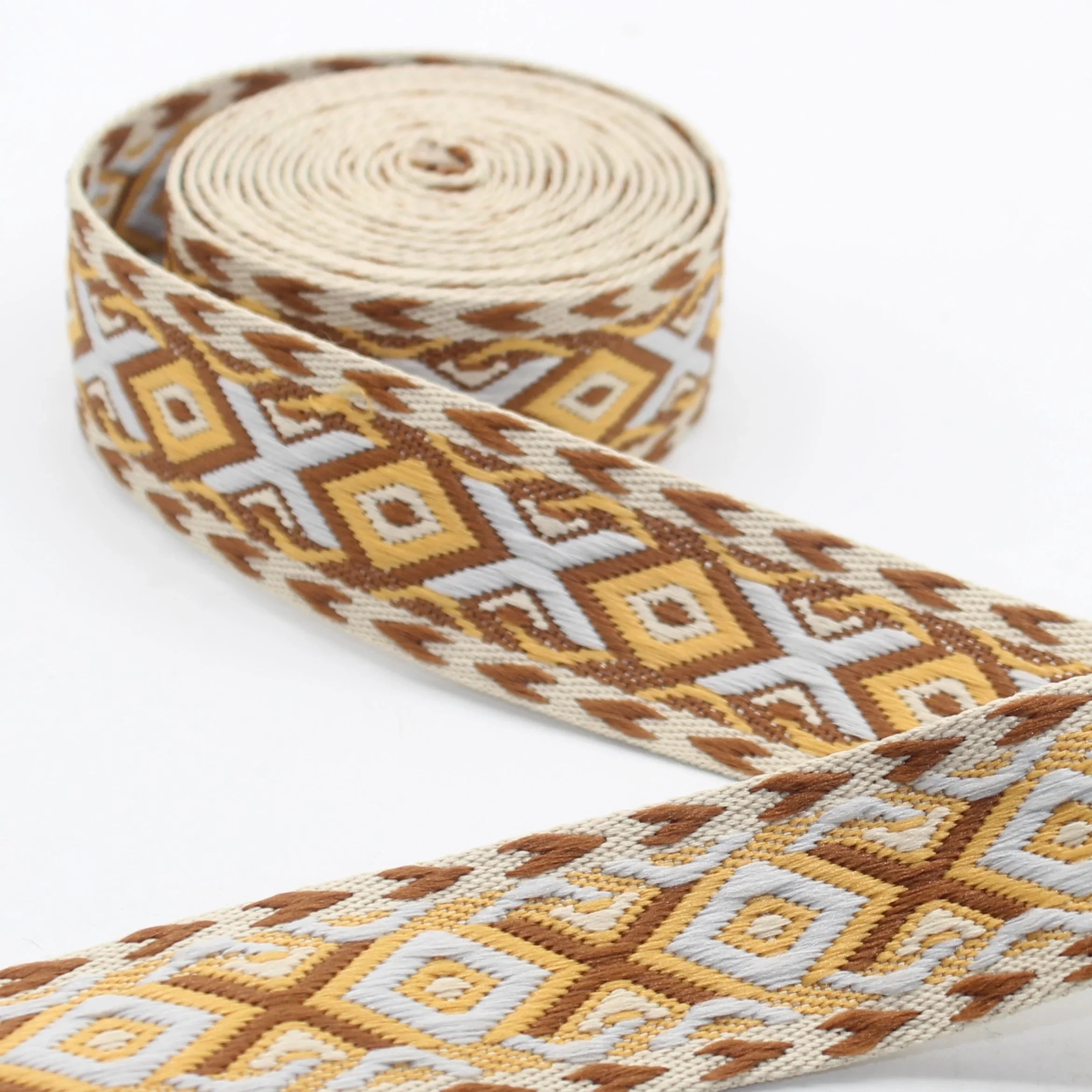 Ruban tissé beige et marron à motifs géométriques ACCESSOIRES LEDUC, matériel de couture.