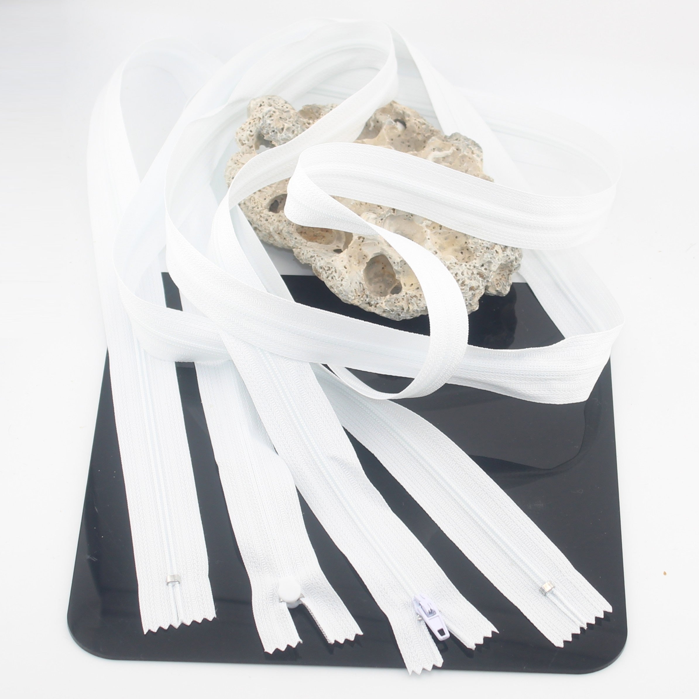 Extra-long ZIpper for Bed Linen and other use, 4mm Teeth, White, Metal or Plastic Glider, 135 or 155cm