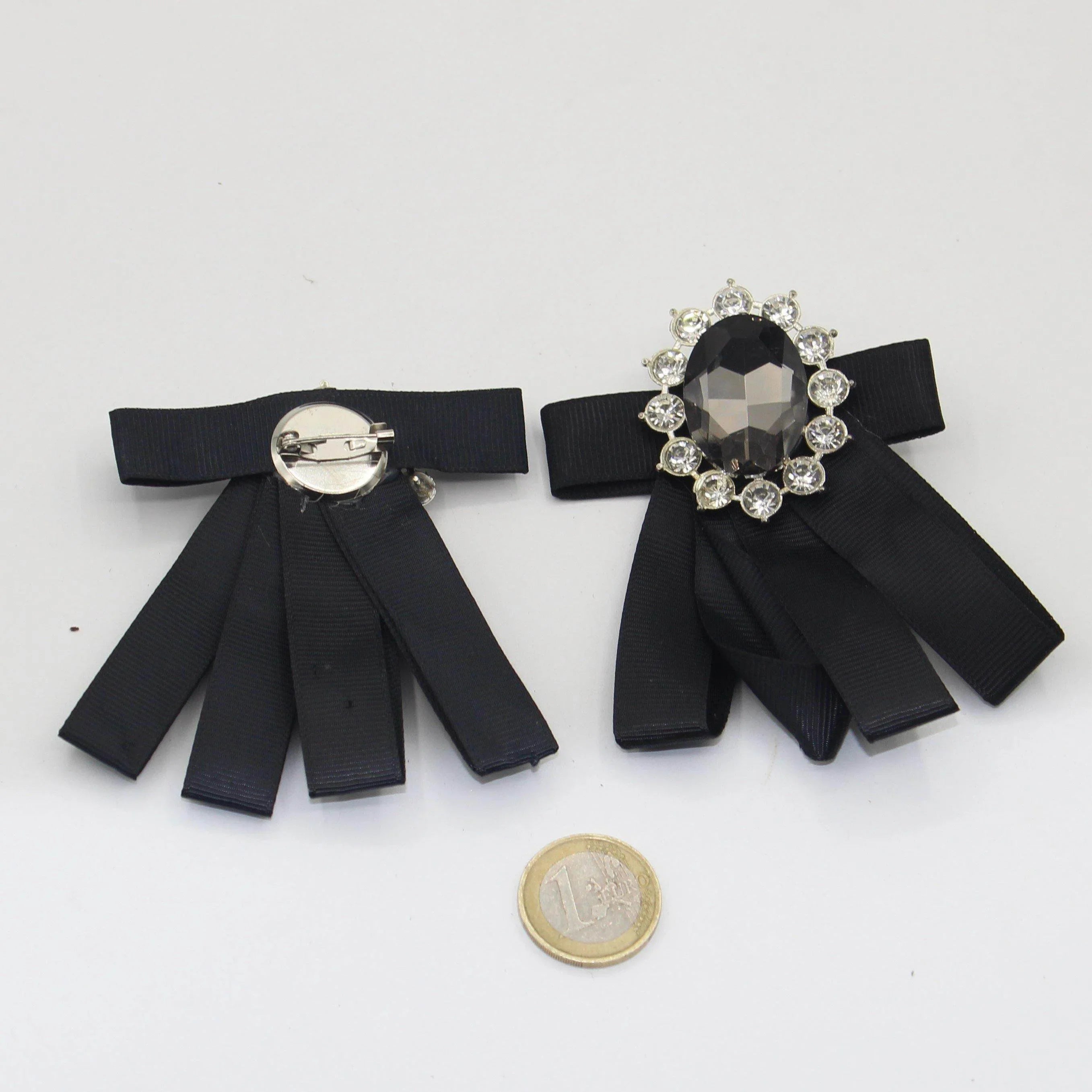 Set of 2 Bows with Safety Pin Black with Large Strass 7*9cm - ACCESSOIRES LEDUC BV