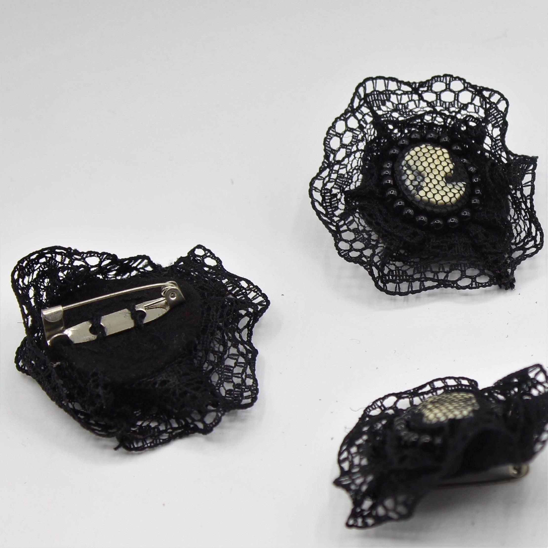 Vintage Black fabric decorative Brooch with a figure of a lady in the center with a pin - 45 mm - ACCESSOIRES LEDUC BV