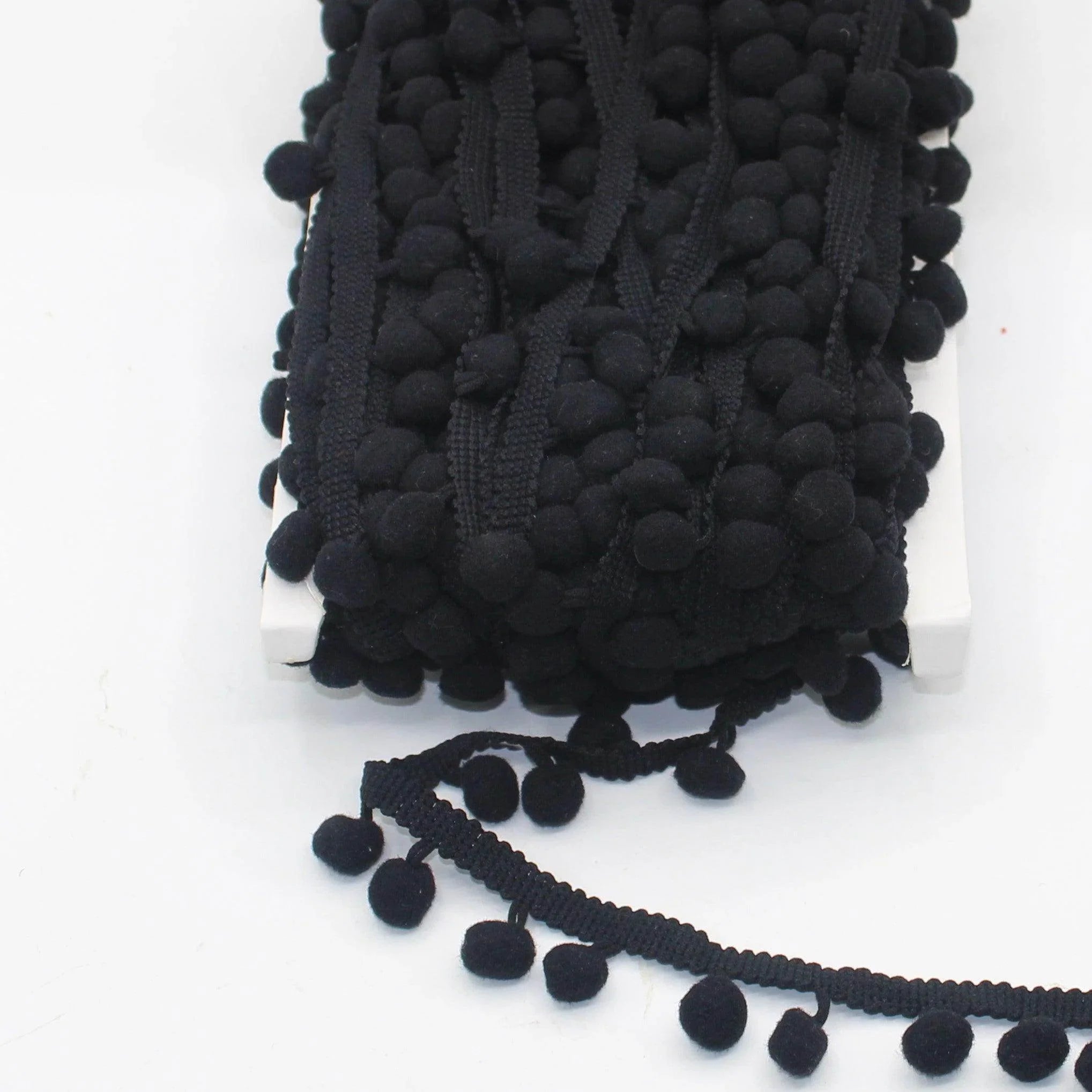 16 meters Pompon Trimming size 10+15mm (pompon's diameter +/- 10mm) #FLO4660 - ACCESSOIRES LEDUC BV