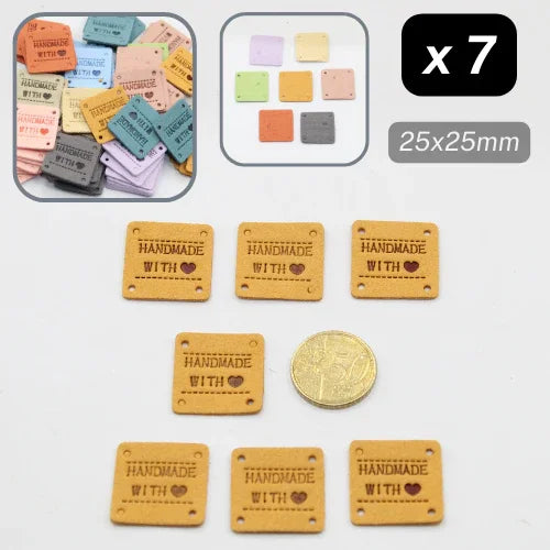 Lot de 7 étiquettes couture carrées 25x25mm en simili cuir jaune, texte 'Handmade With', accessoires pour projets créatifs ACCESSOIRES LEDUC.