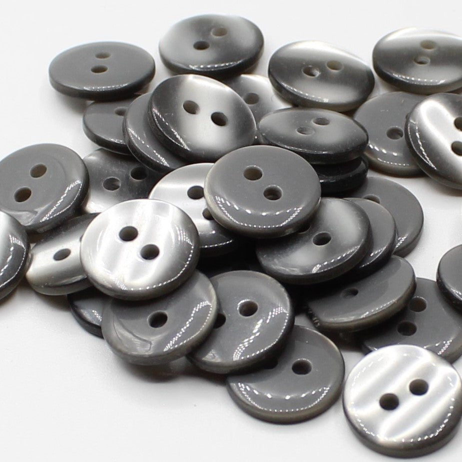 50 pezzi 11mm - Bottone in poliestere a 2 fori per camicette (18") - (KP2 105 18")