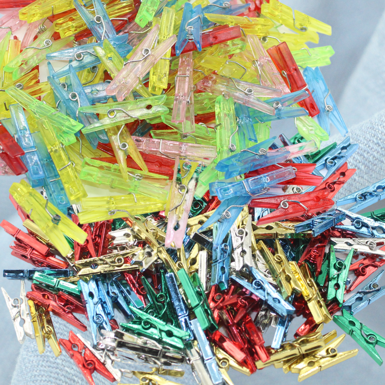 Lot de 50 mini pinces à linge / clips - couleurs aléatoires mélangées - Métalliques (24x8mm) ou Transparentes (35x10mm)