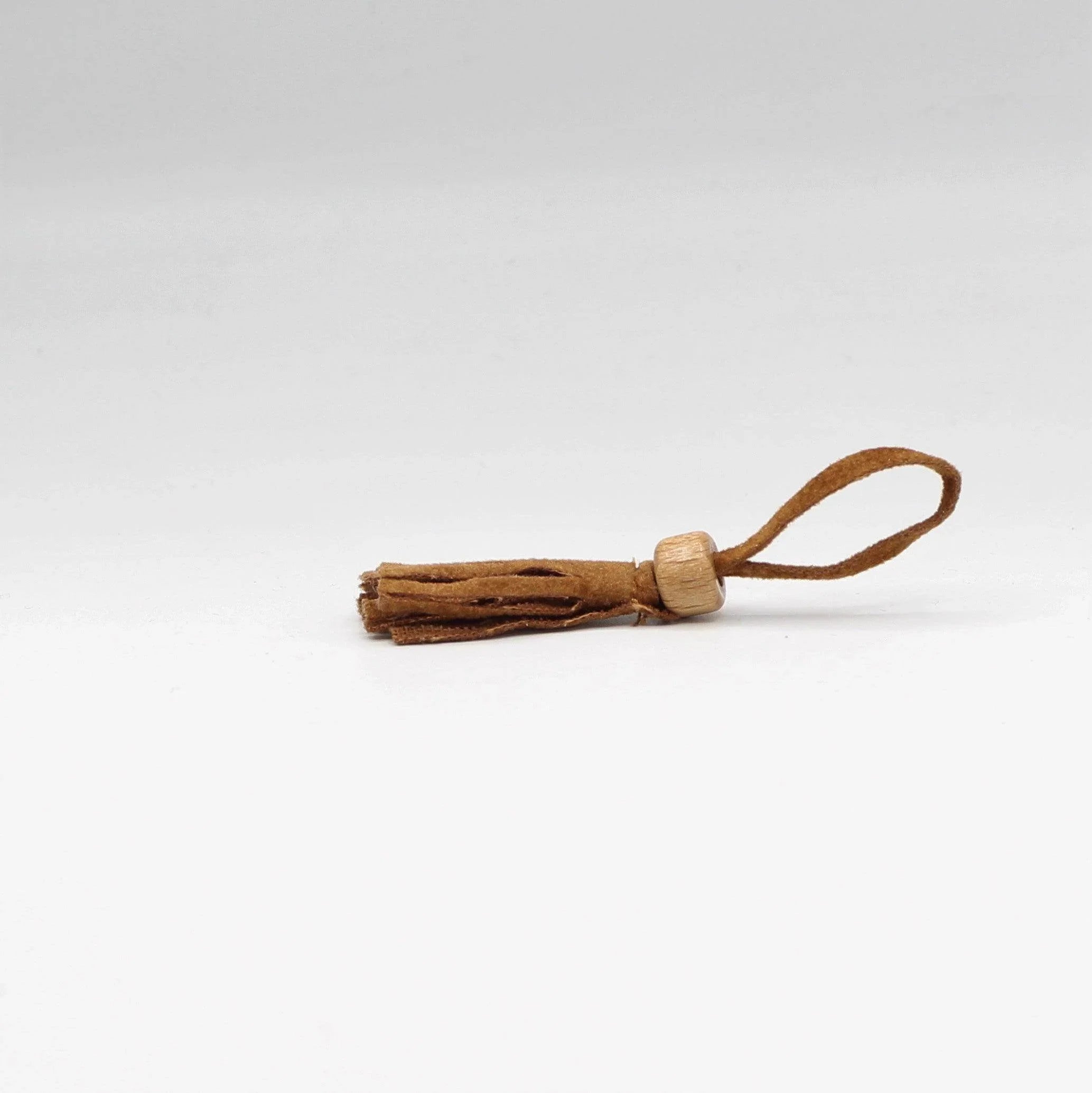 Tassel Faux Suede with Wooden Bead 7.5cm - ACCESSOIRES LEDUC BV