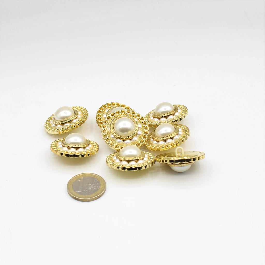 Perle avec couronne de petites perles et bords dorés Shank Lady Button  #KCQ4012  boutonboutonsbutonsbuttonbuttonsgoldhotKCQknopknopenknoppknoppennewpearlpearlspoliesterepolyester  – ACCESSOIRES LEDUC