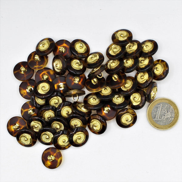 Botones marrones marmolados de 15 mm con patrón de espirales doradas