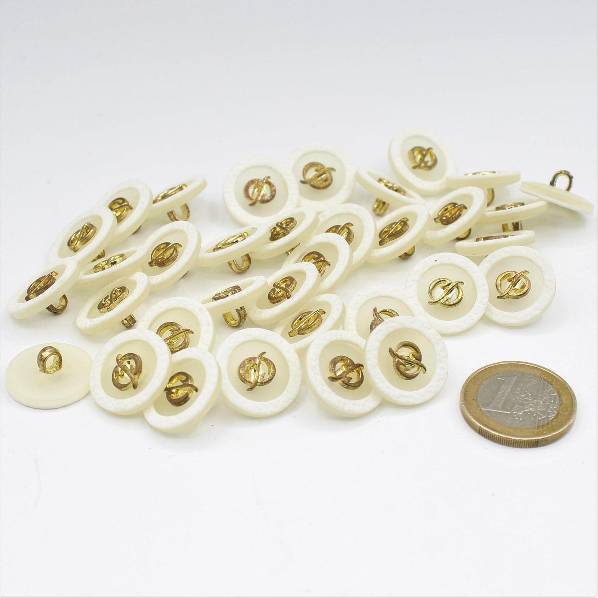 White Button with Gold Pattern 18mm - ACCESSOIRES LEDUC BV