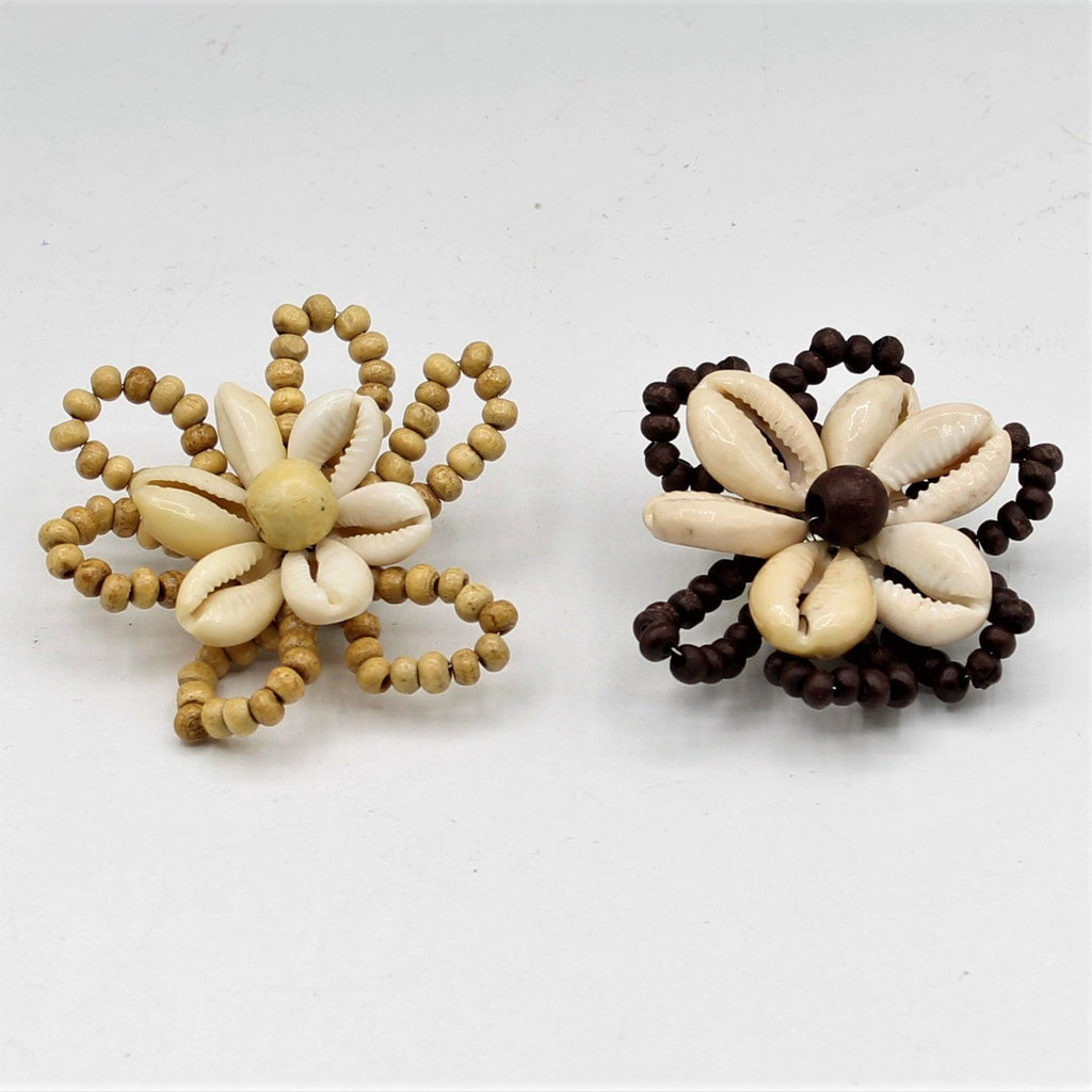 Broche florale artisanale marron avec perles en bois, coquillages blancs naturels et épingle 6cm #BRO26 - ACCESSOIRES LEDUC