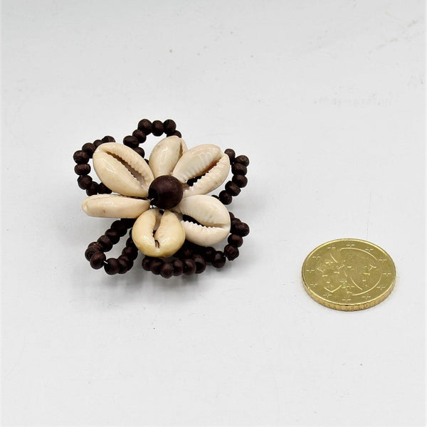 Spilla floreale marrone fatta a mano con perline di legno, conchiglie bianche naturali e spilla 6cm #BRO26 - ACCESSORI LEDUC