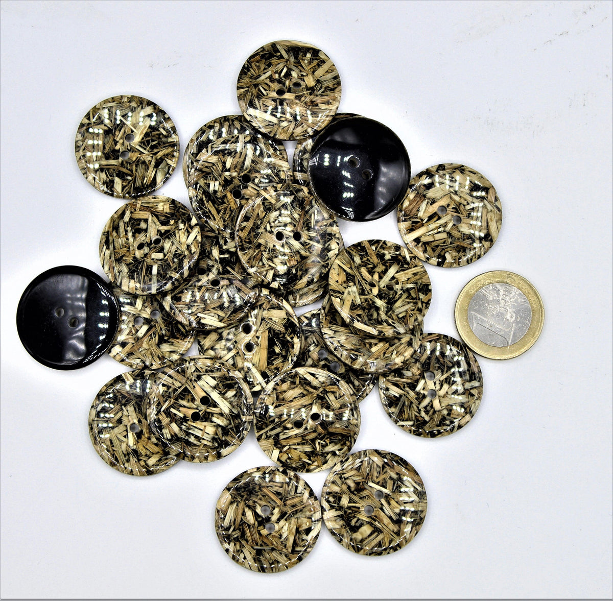 Polyester Shinny Button Wood chips on black background 2 holes #KP24000 - ACCESSOIRES LEDUC BV